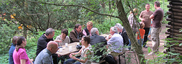 Im Anschluss der Veranstaltung im Juni gab es zahlreiche Gespräche hier im Bild Michael Krejsa, Marie Louise Mettler, Kurt Landthaler, Hans Winkler, Bob und Marja Sondermeijer, Hanni Martin u.a.