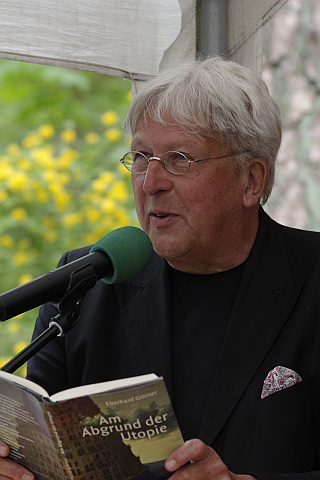 Stellvertretend für Klaus Staeck liest Eberhard Görner einen Text des Künstlers aus dem Buch "Abgrund der Utopie"